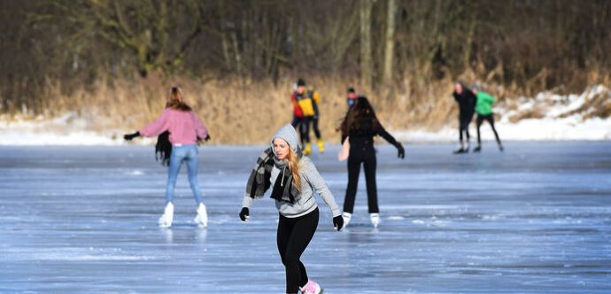 Schaatsers gaan goed uitgerust het natuurijs op